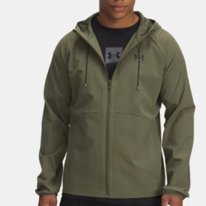 Grön vindjacka från Under Armour - Snygg grön vindjacka från Under Armour med huva och dragkedja. Perfekt för utomhusaktiviteter med sin lätta och funktionella design. Jackan har långa ärmar och en stilren look.