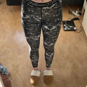 Träningstights från Blacc - Snygga svarta tights från Blacc med marmor mönster i vitt. De är väldigt bekväma och har en stretchig passform. Perfekta för träning eller en avslappnad dag hemma💕