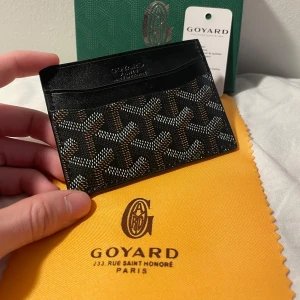 Svart kortfodral  - Snyggt och stilrent kortfodral med ett modernt och stilrent mönster. Perfekt för att hålla dina kort organiserade. Kommer med originalförpackning och etikett. Försvinner fort först till kvarn! Fraktar samma dag!🤩