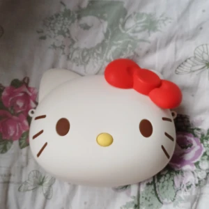 Hello Kitty axelväska - Säljer min systers Hello Kitty axelväska. Finns fläckar av svart tuschpenna inuti men annars i fint skick 😭