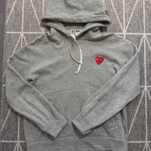 Cdg hoodie - Cdg hoodie, passar M/S. Bra hoodie och perfekt för vinter / vår. Inget fel med hoodies eller något liknande