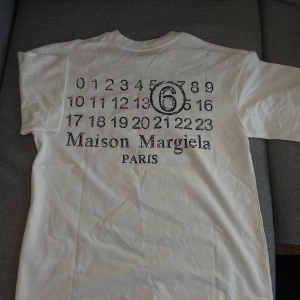 Maison margiela t-shirt - Stilren t-shirt ifrån maison margiela i storlek S. Aldrig använd därav skick 10/10! Hör av dig vid minsta fråga🤗