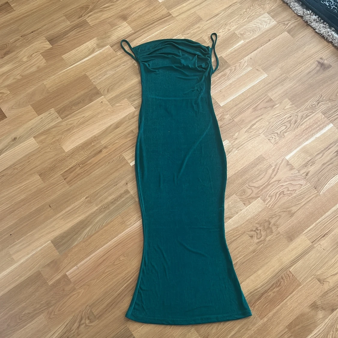 Grön långklänning med smala axelband - 1