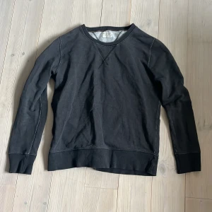 Sweatshirt Nudie - Säljer denna riktigt schyssta mörgråa koftan från Nudie Jeans. Kontakta vid minsta lilla fråga elr fundering! 