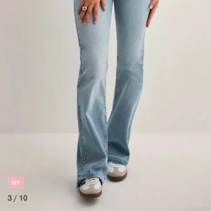 Nelly low waist jeans - Köp nu! Säljer då dem inte passade min stil❤️ storlek 34 köpta för 699 men har pris lapp kvar!