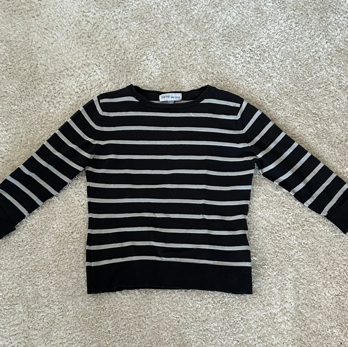 Svart och vit randig tröja