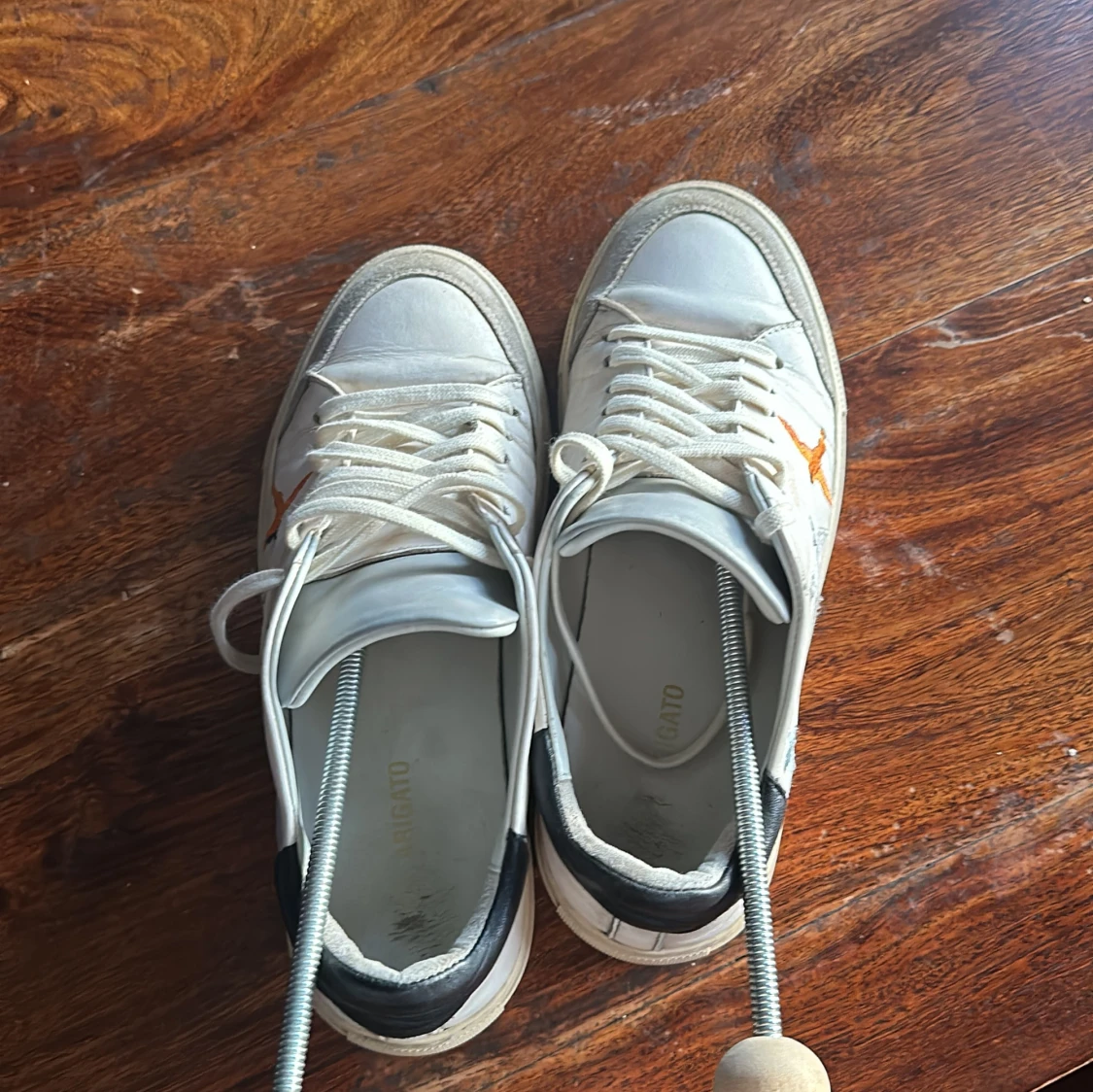 Vita sneakers med broderade fåglar - 2