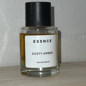Dusty Amber Essnce 50ml - En doft inspirerad av Carolina Herreras klacksko. Har använt mängd enligt bild. Kolla mina andra annonser för samfrakt