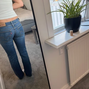 Blå jeans från Levi's - Säljer ett par klassiska blå Levi's jeans med en snygg straight passform. 