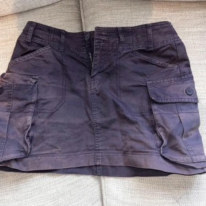 Brandy kjol - Kjolen har använts som ses på bilderna, men är ändå väldigt snygg och är inte trasig på nåt sätt. Står ingen storlek men den är ganska liten så ungefär xs. Passar till sommaren som vilken kjol som helst och är extra bra med de stora fickorna! 