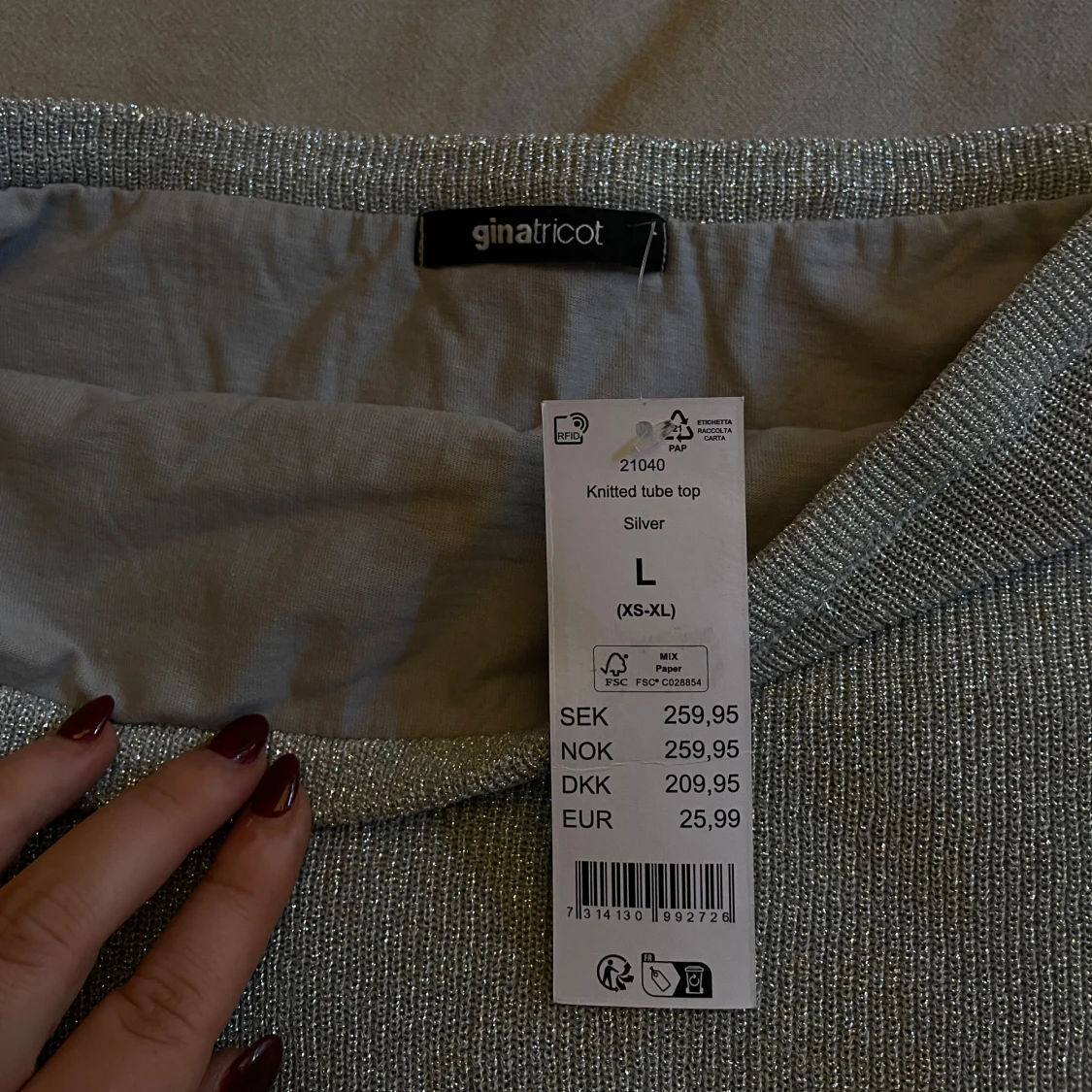 Silverfärgad tubtopp från Gina Tricot - 3