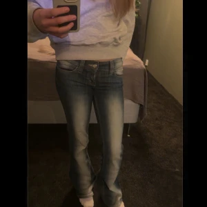 Blåa lågmidjade bootcut jeans weekday - Säljer mina as snygga jeans från weekday, dom är i st 26/32 men skulle säga att dom är små i storlek. Midje mått är 33/34 cm. Även väldigt bra skick då jag bara använt dom några få gånger! Pris kan diskuteras 