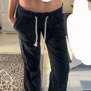 Roxy linnebyxor - Super snygga trendiga linnebyxor från Roxy i svart! Mycket bra skick, de har både fickor fram och i bak och är väldigt låga i midjan!
