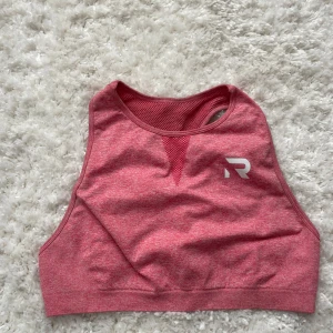 Rosa sporttopp från Relode stl M - Säljer en rosa sporttopp från Relode stl M med brottarrygg och ventilerande meshdetaljer. använd fåtal gånger, inlägg medföljer ej, köparen betalar frakt☺️