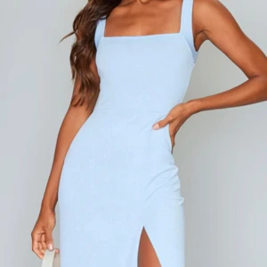 Ljusblå långklänning med slits - Elegant ljusblå långklänning med breda axelband och en stilren slits framtill. Perfekt för speciella tillfällen där du vill känna dig extra fin. Endast använd under 2h, stretchig i materialet så passar en XS/S