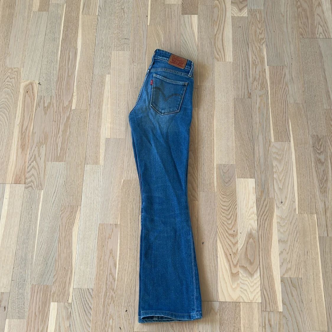 Blå bootcut jeans från Levi's