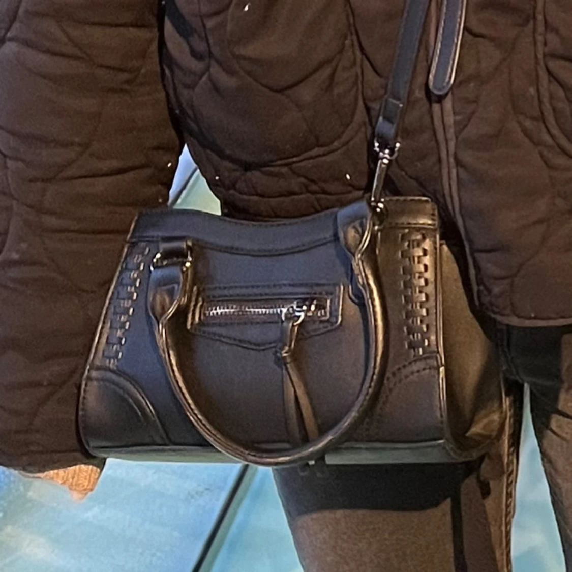 Svart handväska med dragkedja