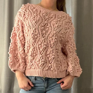 Rosa stickad tröja - Rosa stickad tröja med detaljer från Lindex i storlek S. Kontakta vid intresse eller andra frågor! Använd gärna ”köp nu”.⚡️