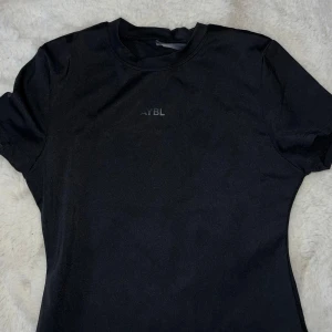 Svart t-shirt från AYBL - Snygg svart t-shirt från AYBL med korta ärmar och rund hals. Figursydd, tight passform.