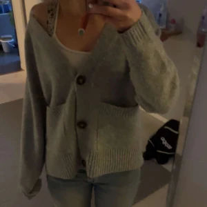 Stickad kofta  - Säljer denna stickade tröja från Vero Moda i storlek: XS-S! Pris kan diskuteras🩶