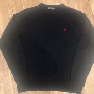 kashmirtröja från Ralph Lauren - Säljer en svart  100% kashmirtröja från Ralph Lauren.  Perfekt till våren och kallare dagar på sommaren. Passar storlek S och M så den ligger lite där på gränsen mellan dom.