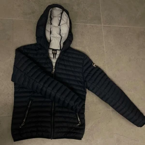 Colmar jacka  - Tjena! Säljer nu denna sjukt snygga colmar jacka som är perfekt till våren | storlek 14y 166| ny pris 2600kr|