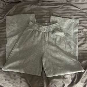 Gina tricot mjukisbyxor  - Säljer dessa mjukisbyxor ifrån Gina tricot, lappen är avklippt men storlek xs! Pris kan absolut diskuteras!❤️