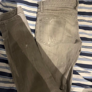 Grå jeans från Dsquared2 - Snygga grå jeans från Dsquared2 med en slim passform. Äkta och inte använda så mycket.