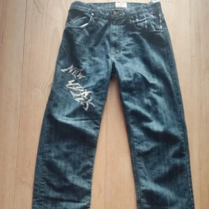 Y2K Jeans  - Good wear, no holes. Size 28 Inseam 72 Waist 39.5 Length 100
