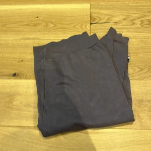 Lila tröja med v-ringning - Säljer en lila tröja med v-ringning och långa ärmar. Perfekt för en avslappnad stil. Tröjan har ribbade muddar vid ärmslut och nederkant.