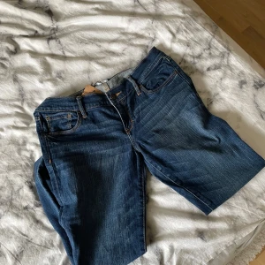 Blå jeansshorts från Abercrombie & Fitch - Säljer ett par snygga blå jeansshorts från Abercrombie & Fitch. De har en klassisk femficksdesign och är perfekta. Jeansen har en knapp och dragkedja framtill. Inga defekter 