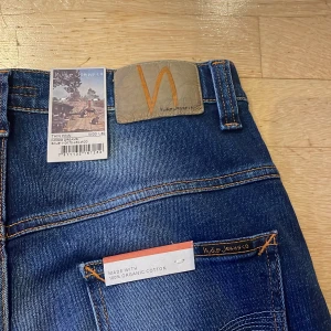 Nudie Thin Finn  - Säljer dessa riktigt snygga Nudie jeans i ny skick 10/10.Storleken är 30:30 men skulle säga att dom är långa i längden! Skriv om du har några frågor 💫🍾