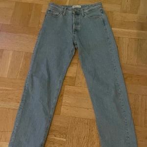 Jack and Jones jeans - Tjena säljer ett par Jack and Jones jeans i mycket bra skick. Storleken är L30 W34. Hör av dig vid minsta fundering!