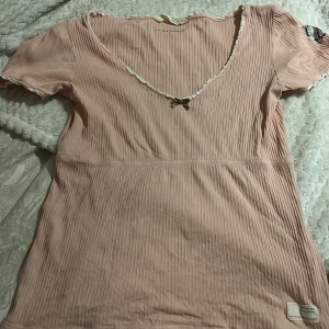 Säljer en rosa odd molly t shirt  - Jag säljer en rosa Odd Molly t shirt! Jättefin och sparsamt använd 💗🥰🙌🏼Jag säljer då jag inte har användning av den. Står ingen st men jag har S så skulle säga att de passar S/M då den är rätt stretchig med😎☝🏼