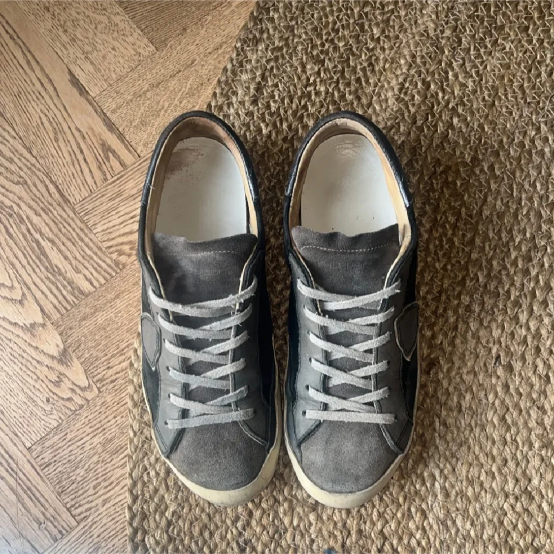 Grå svarta philippe model sneakers med snörning - 2