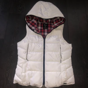 Vit dunväst från Zara - Säljer en snygg vit dunväst från Zara som inte är min stil längre. Dragkedjan går upp hela vägen. 4 fickor som är fodrade. Passar både tjejer och killar 🥰