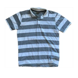 Randig pikétröja - Snygg randig pikétröja i grått och vitt. Säljer då den är för stor. Hör av dig vid intresse eller fundering, pris går att diskutera vid snabb affär!