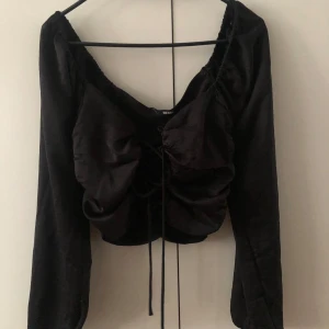 långärmad topp - Långärmad tröja med knytning fram. Aldrig använd och har prislappen kvar