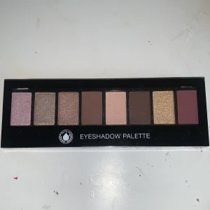 Ögonskuggspalett från Depend - Snygg ögonskuggspalett från Depend med åtta olika nyanser. Paletten innehåller både matta och skimrande färger i toner av rosa, brunt och guld. Perfekt för att skapa både naturliga och mer dramatiska looks.