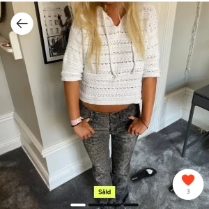 Vit stickad tröja med knyt - Vit stickad tröja med knyt framtill super snygg ❤️(lånade bilder)