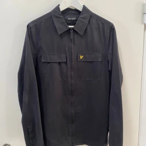 Lyle&Scott overshirt - Säljer den här snygga overshirten från Lyle&Scott som är perfekt till våren. Storlek S. Väldigt bra skick och typ inga tecken på defekter. Skriv för fler frågor!