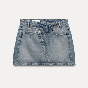Jeanskjol från Zara🤍 - Trendig jeanskjol i omlottstil med klassisk blå denimfärg. Kjolen är i nyskick med prislapp kvar endast testad, slutsåld på hemsidan🤍