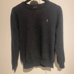 Merinoull Ralph Lauren tröja - Merinoull tröja från Ralph Lauren i storlek S🔥| Bra skick | Otroligt skön och är perfekt för vardagen eller finare tillfällen 🙌🏼| Vid frågor är det bara att skriva✍🏼pris sänks ofta vid snabb affär🤝🏼