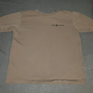 Beige t-shirt från Sail Racing - OBSSS DEN ÄR INTE 170!!!. Den har krympt i tvätten så den är ungefär 158-164. Säljer en beige t-shirt från Sail Racing i 100% bomull. T-shirten har en enkel design med korta ärmar och en liten logotyp på bröstet. 
