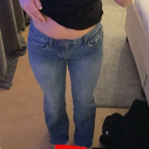 Blå Low waist jeans - Säljer dessa snygga low waist jeans. De är i bra skick förutom en svag fläck på låret( se sista bild) men inget man tänker på.. Pris kan diskuteras (bilder lånade från tidigare ägare) storlek 36/s. Skriv till mig för fler bilder