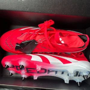 Röda fotbollsskor från Adidas - Adidas predator skruvdobb, skick 10/10 aldrig använda eller ens testade, allt på bilderna följer med, nypris 3299kr