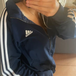 Snyggaste zip up tröjan från Adidas - Säljer denna snygga tröja köpt på en Second hand i Italien. Den har perfekt passform och är i skönt material. Storlek M men passar mig (xs/s) oversized. Sjukt snygg!💗