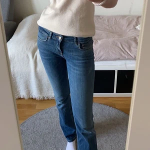 Bootcutjeans zara - Fina bootcutjeans från zara, lite slitning där bak. Annars super fina med låg midja ⭐️