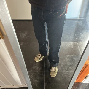 Mörkblå jeans från diesel industry - Snygga mörkblå jeans med raka ben. Uppsprätta ner till men inget som syns blir bara lite längre. W32 L32