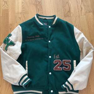 Zara varsity jacka i storlek L. Pris: 350kr